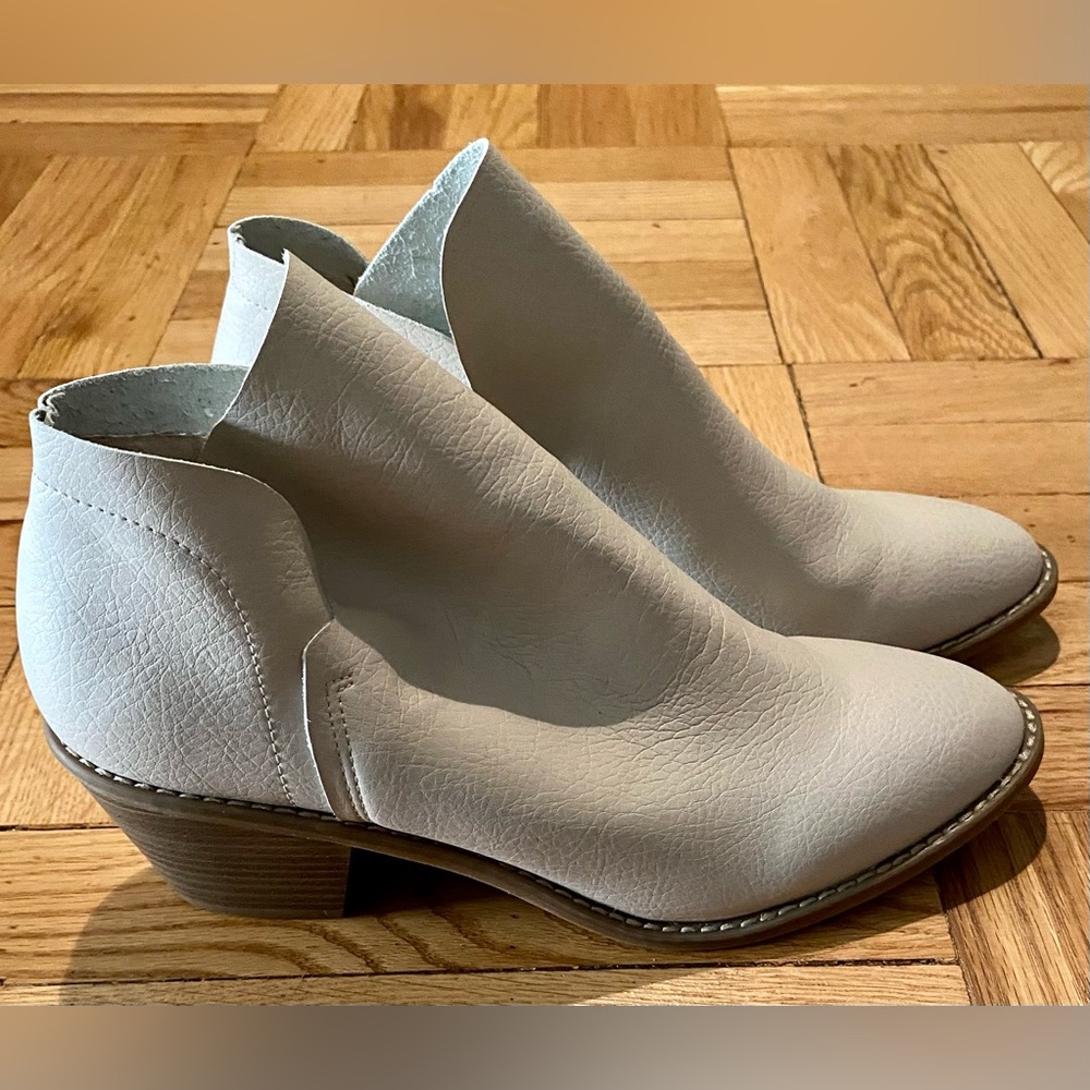 Universal Thread Goods Target NEW Women’s Ankle Boots Size 10. Cream color.